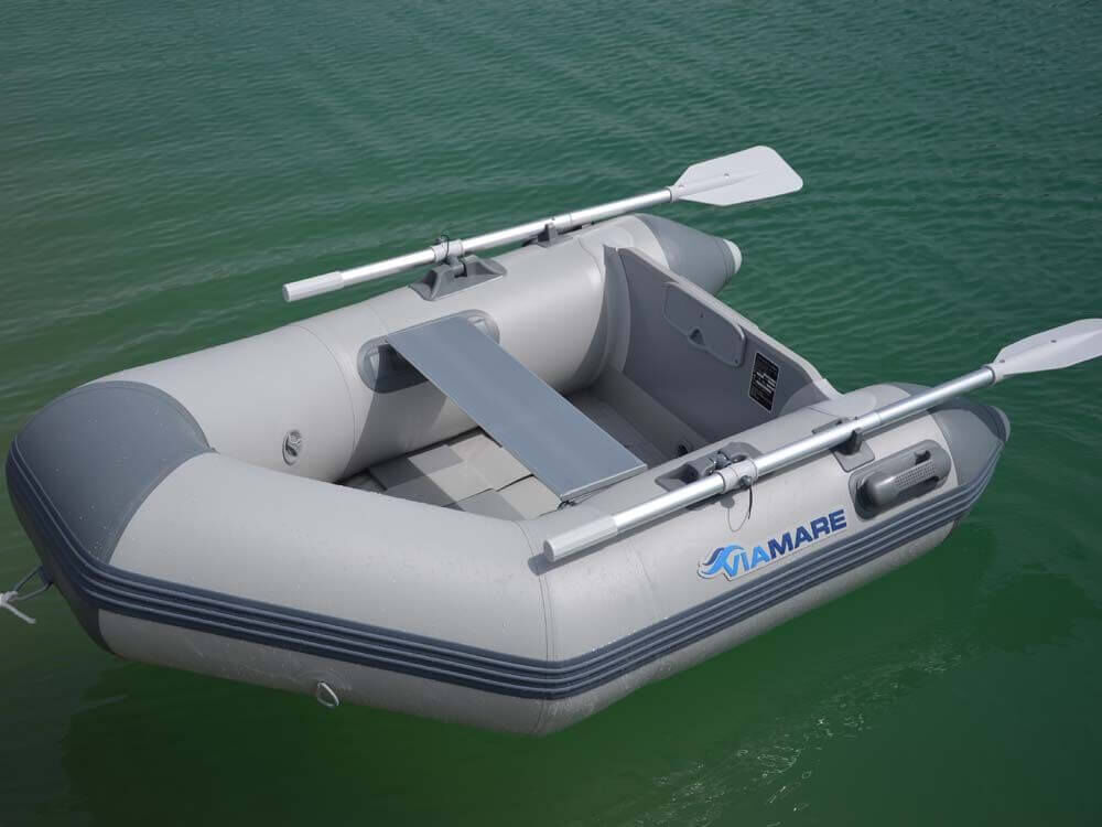 schlauchboot-190-slat Nafukovací rybářský člun připravený na dobrodružství při lovu kaprů na klidných vodách.