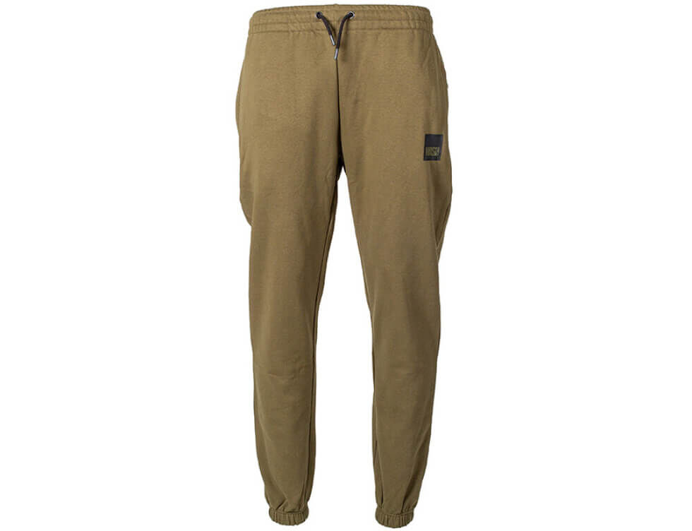 Cómodos pantalones de pesca perfectos para largas jornadas junto al agua mientras pescamos carpas.