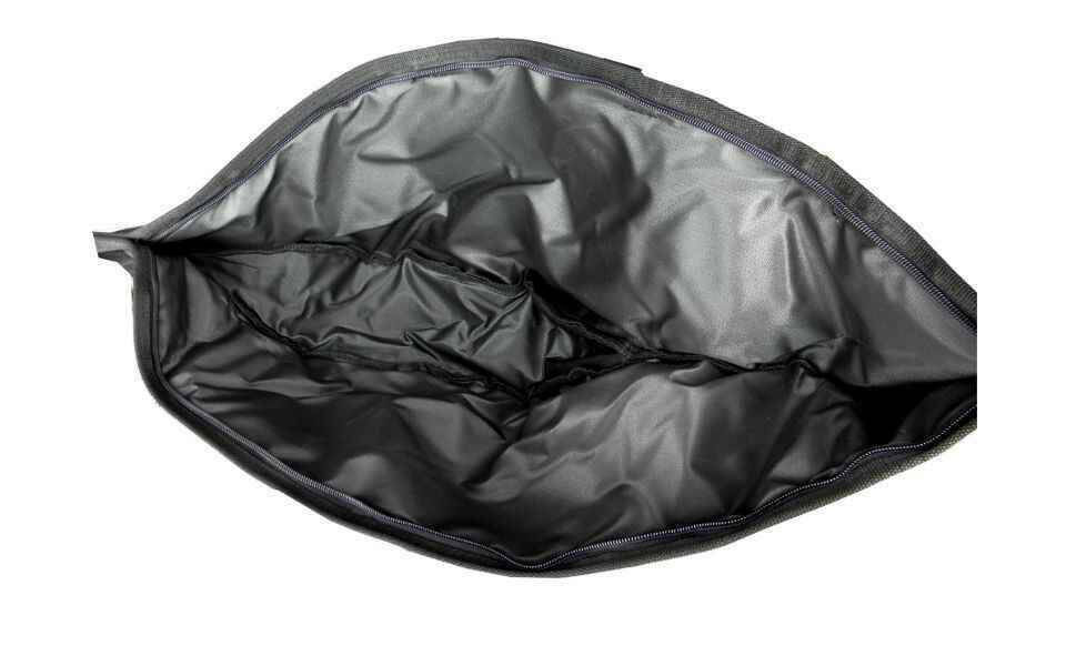 CM-Einzelfutteral-13-Black-line-Edition_b3-png Amplio interior de bolsa de pesca negra, perfecto para organizar aparejos y aparejos de pesca de carpas.