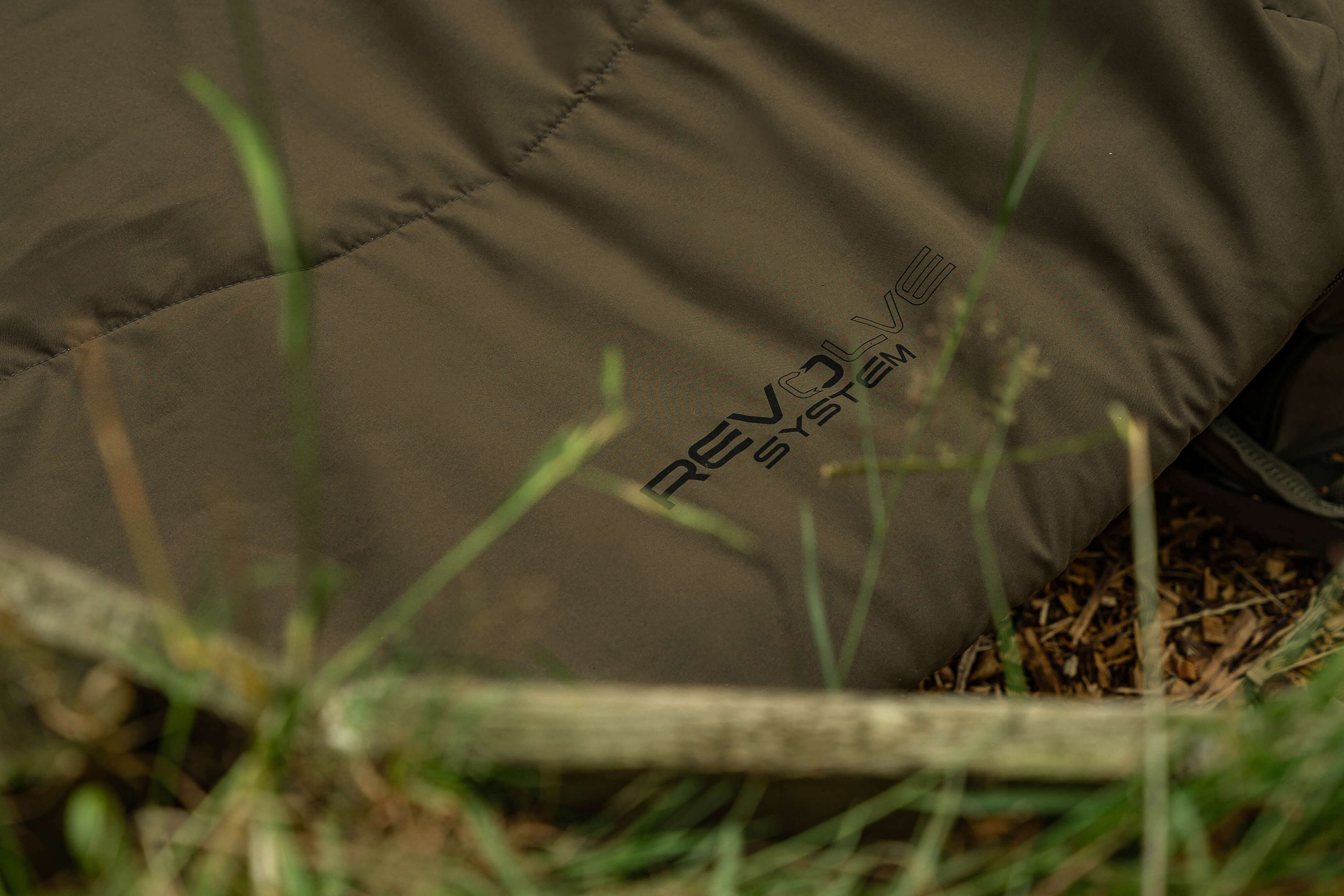 Cómoda cama de pesca para pescadores de carpas, diseñada para relajarse durante largas sesiones de pesca.