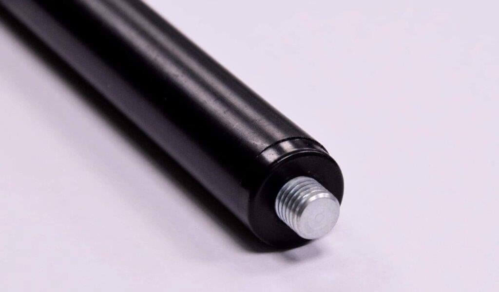 campsecure-rodpod-nachtlichtjpg Close-up van een stevig zwart hengeluiteinde, essentieel voor de opstelling van karpervisgerei.
