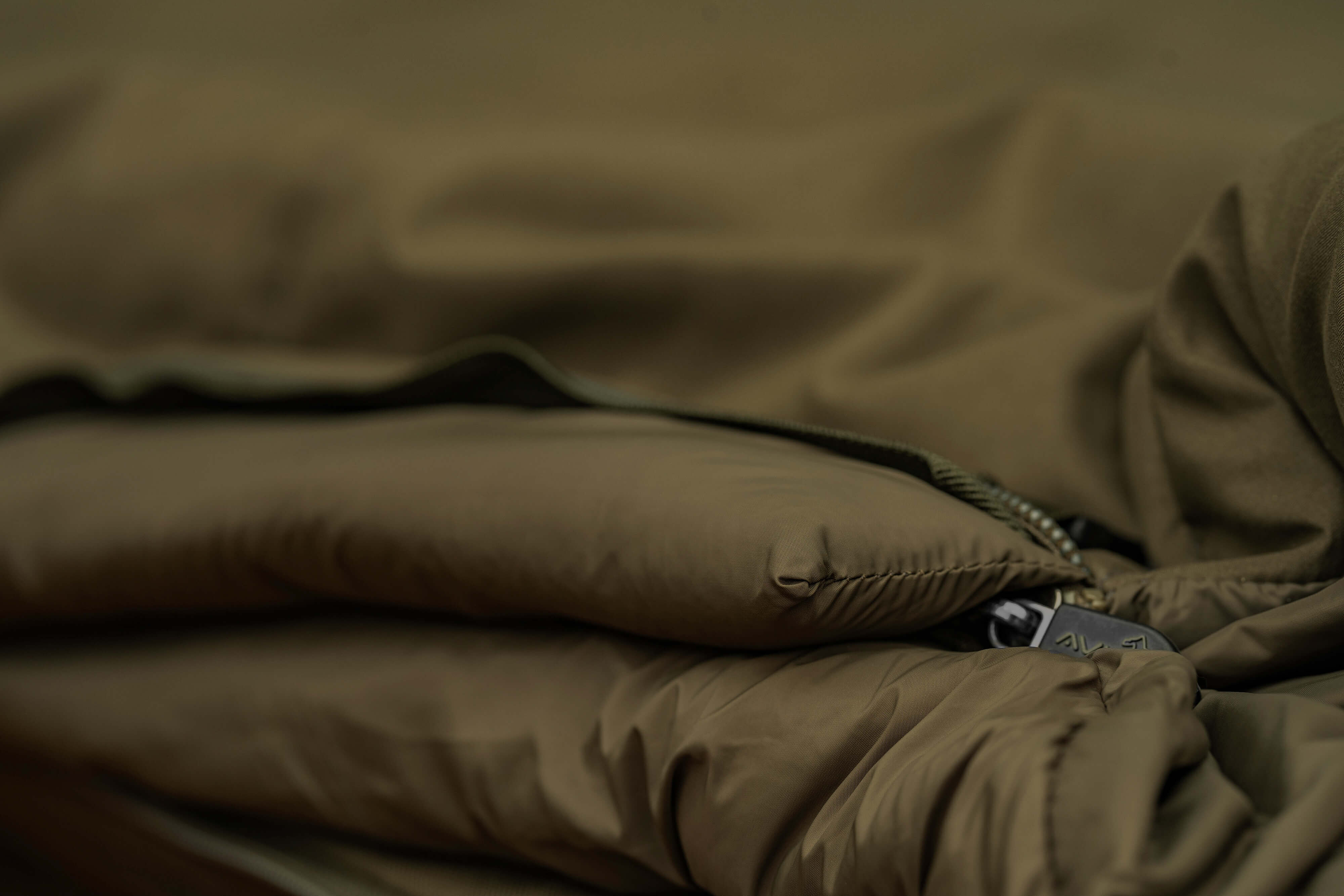 Saco de dormir cómodo y cálido para pescadores de carpas, perfecto para largas noches junto al agua.
