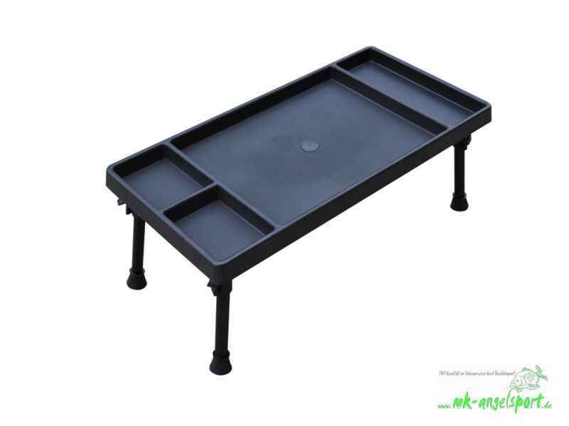 MK-Angelsport-Bivvy-Table-Vario-Outdoor-Tisch-png Mesa de aparejos de pesca duradera con patas ajustables, perfecta para organizar el equipo mientras pesca carpas.