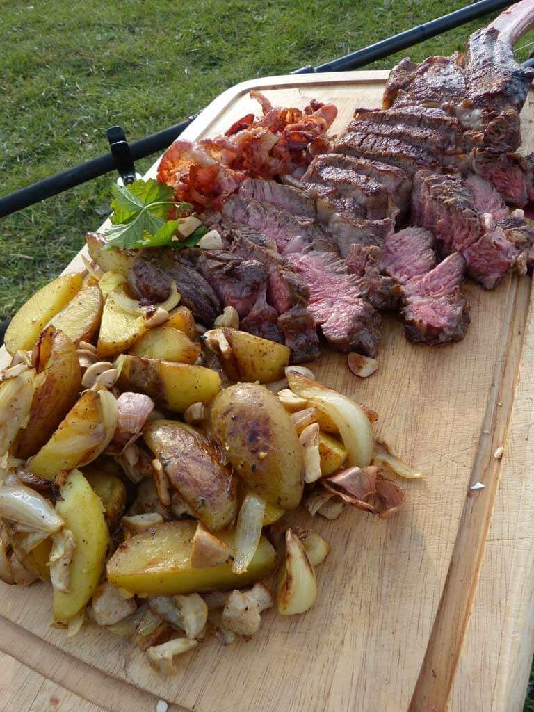 rindersteak-mit-bratkartoffeln Gegrilltes Steak mit knusprigem Speck und Bratkartoffeln, perfekt für Anglergerichte.