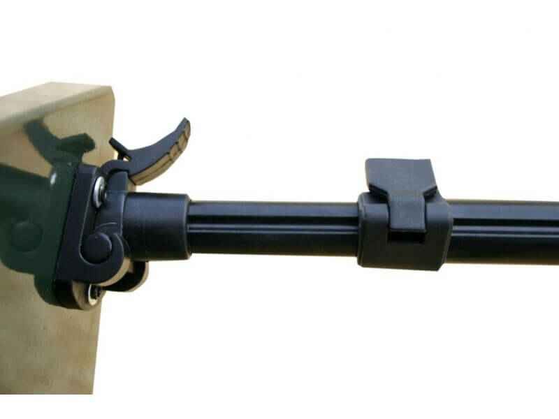 Affix-Bivvy-Table-Alu-Tisch7 Primer plano de un soporte para caña de pescar, fundamental para la estabilidad del aparejo de pesca de carpas.