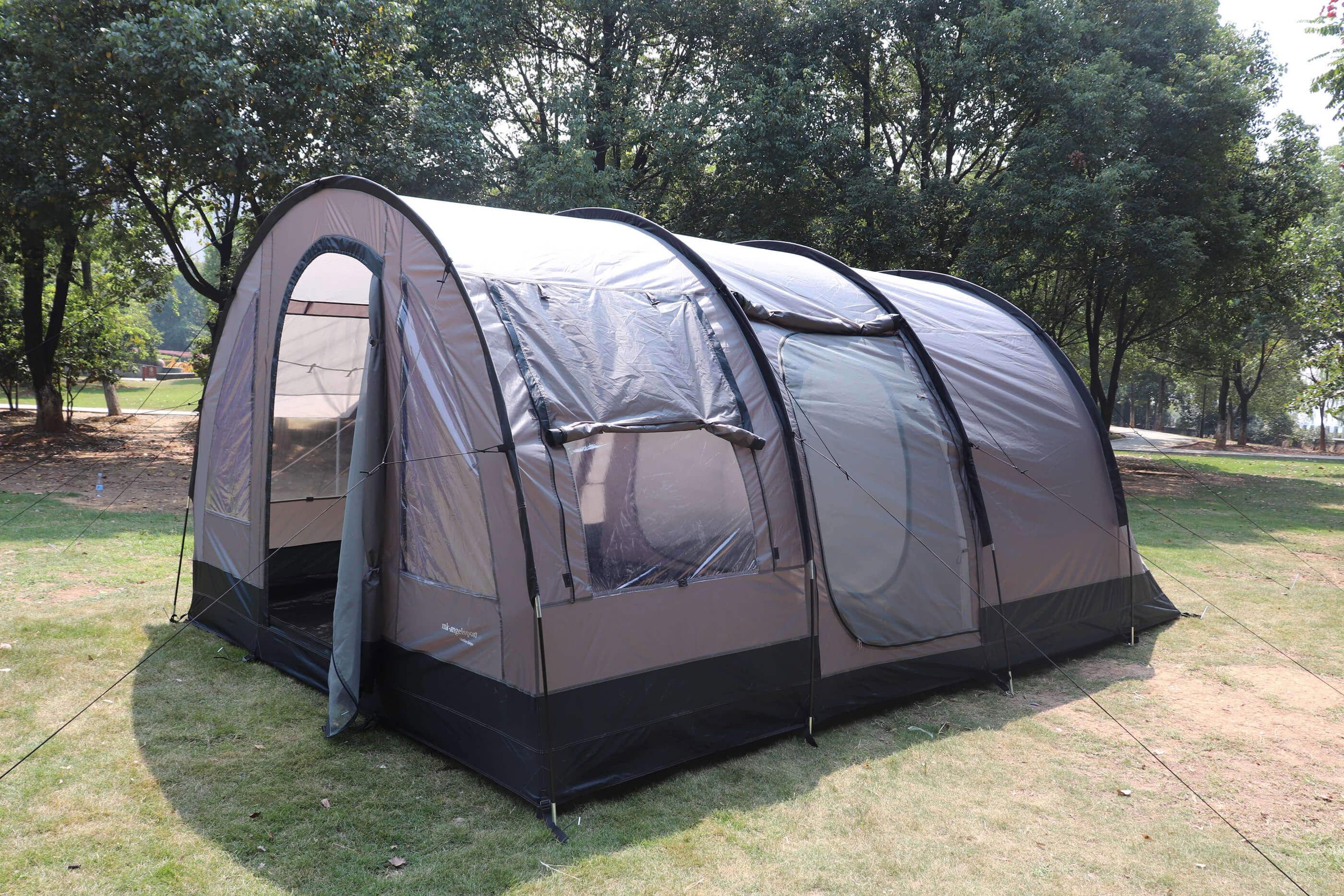 campingzelt-4-personen-3 Das Tunnelzelt bietet genügend Platz für mindestens 4 Personen.