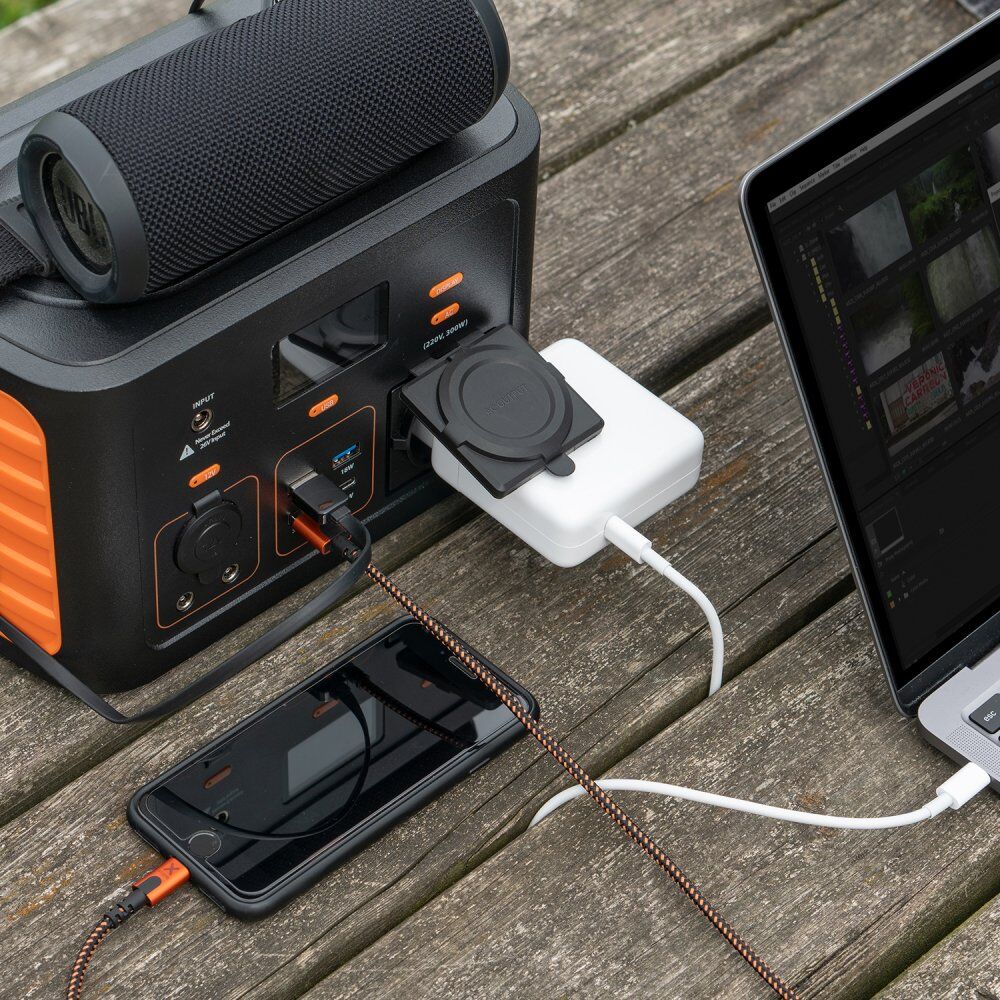 Přenosná elektrárna nabíjecí zařízení pro rybáře během rybářských výprav.