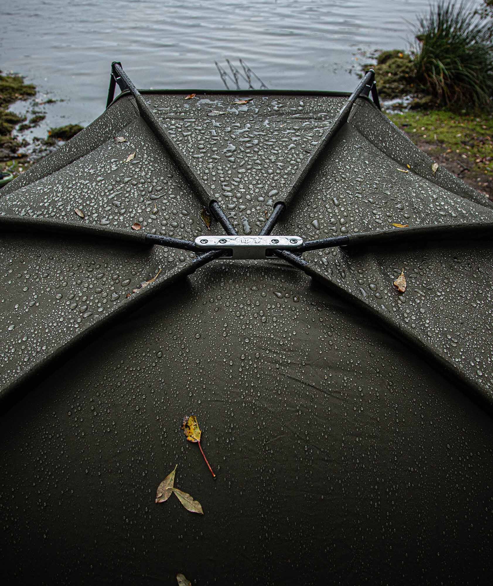 solar-spider-bivvy-bv15-3 Primo piano di un rifugio per la pesca con gocce di pioggia, perfetto per i carpisti in condizioni di bagnato.