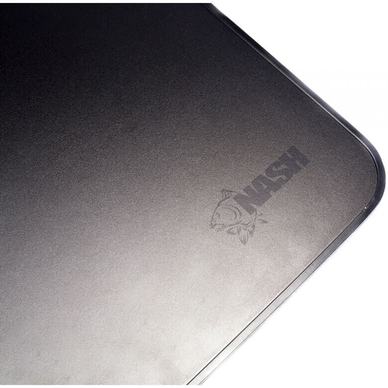 nash_t1202-table In die Tischplatte ist ein gut sichtbares Nash Logo eingelassen.