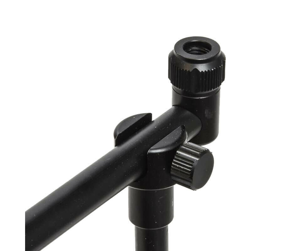 solar-A1POD-1-a1-pod-2 Primer plano de un resistente soporte para caña de pescar, esencial para la estabilidad en la pesca de carpas.