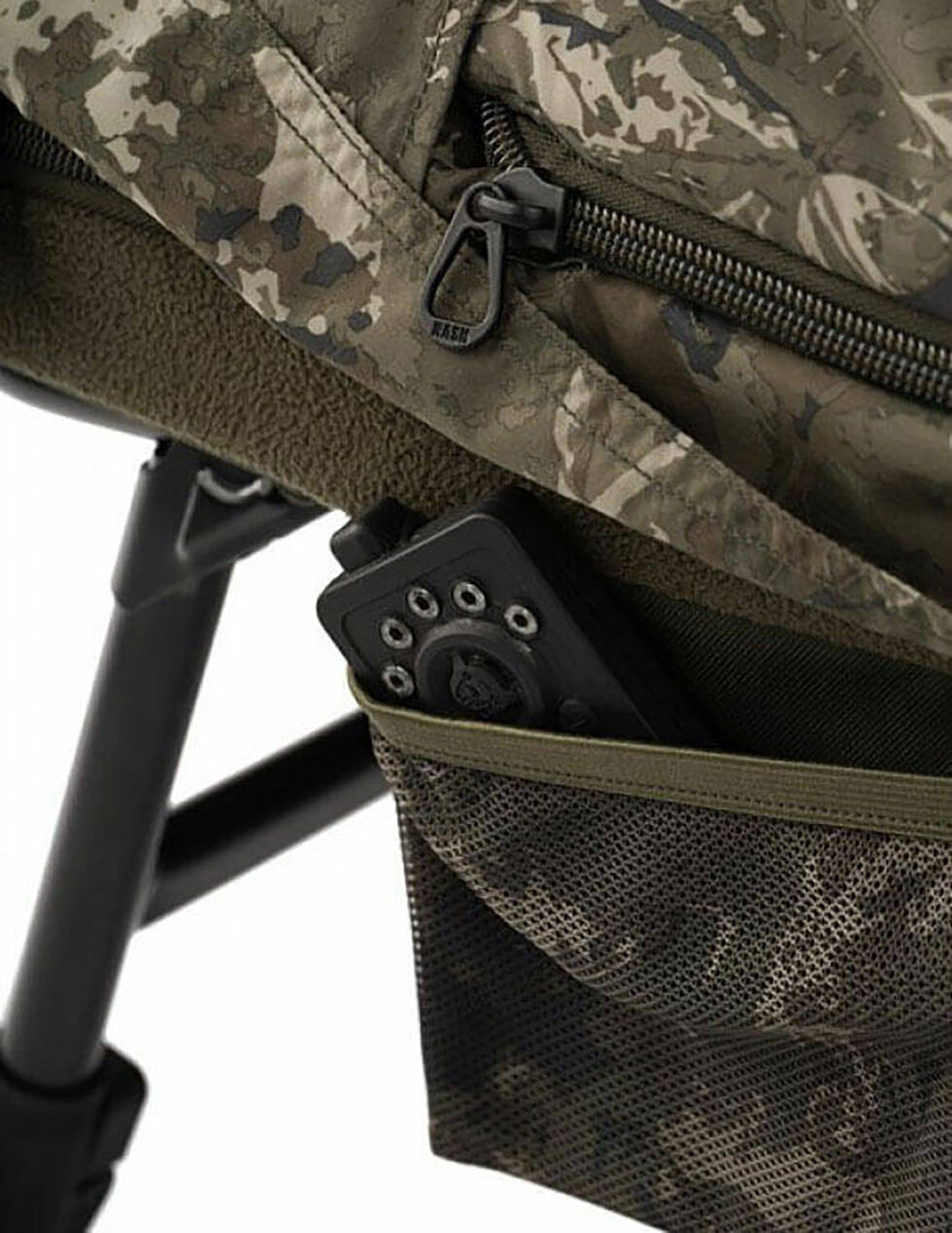 nash_T9485_5 Das Nash Indulgence MK4 Wide Bedchair besteht aus einem 5 Seasons Schlafafsack mit bequemer Angelliege.