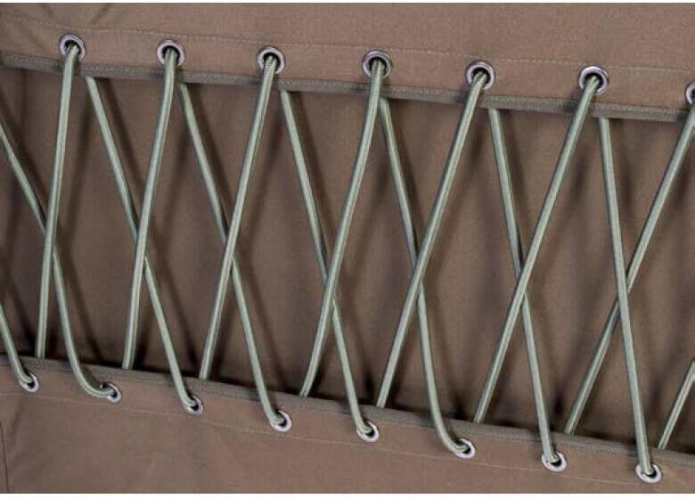 avid_a0440006_3 Der Härtegerad der Angelliege kann jederzeit durch Gummispannzüge nachjustiert werden.