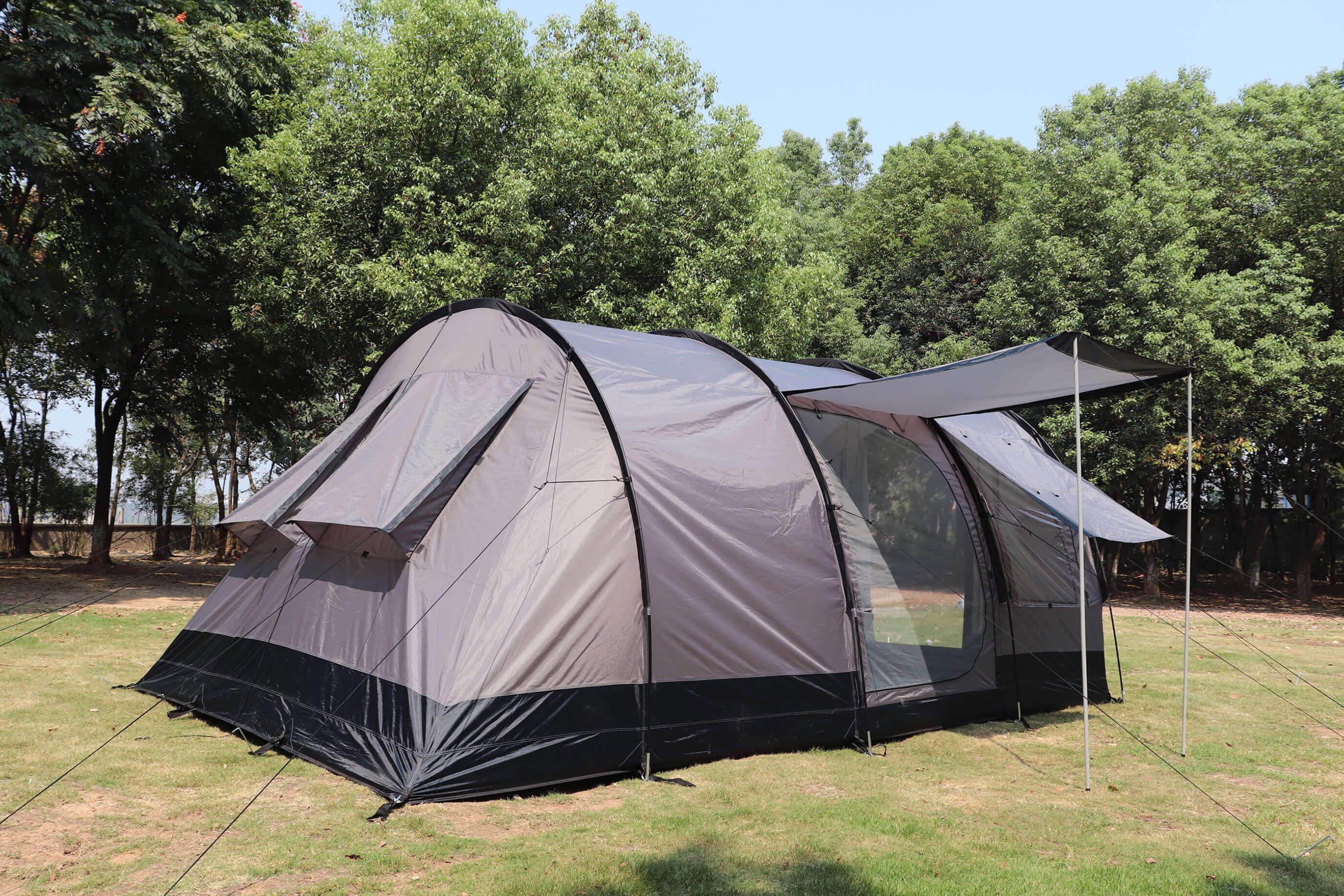 campingzelt-4-personen-1 Amplia tienda de pesca instalada en una zona verde, perfecta para la comodidad de los pescadores de carpas.