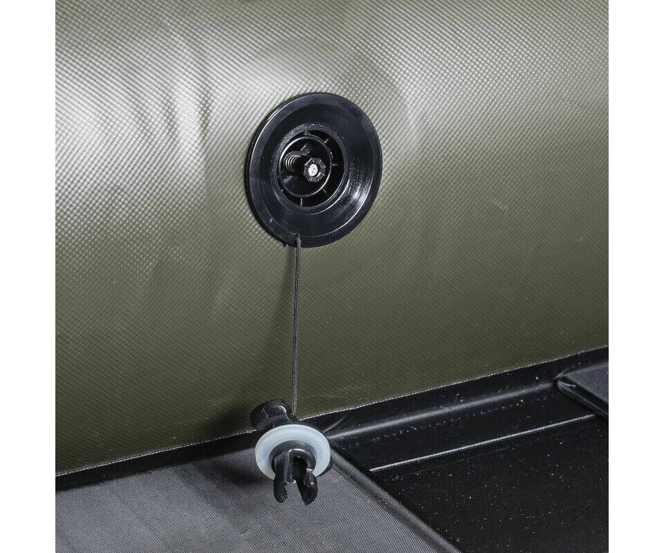 Close-up van een opblaasbare bootklep, essentieel voor karpervisavonturen.