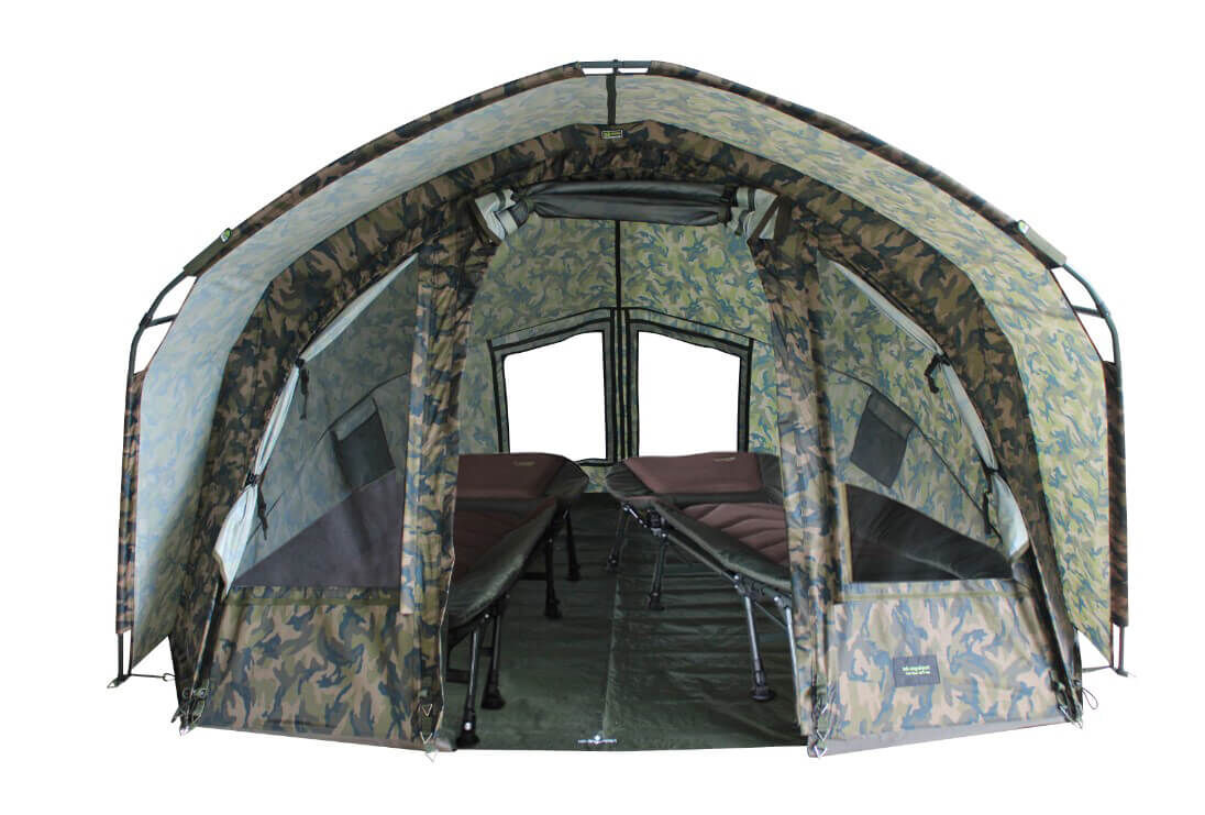 Das Camouflage 2 Mann Angelzelt bietet Platz für 2 Angelliegen und das dazugehörige Tackle für 2 Angler.