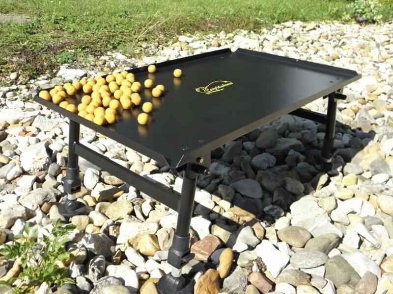 Gigant-Bivvy-Table Una mesa de cebo resistente con Boilies, perfecta para la pesca de carpas en el agua.