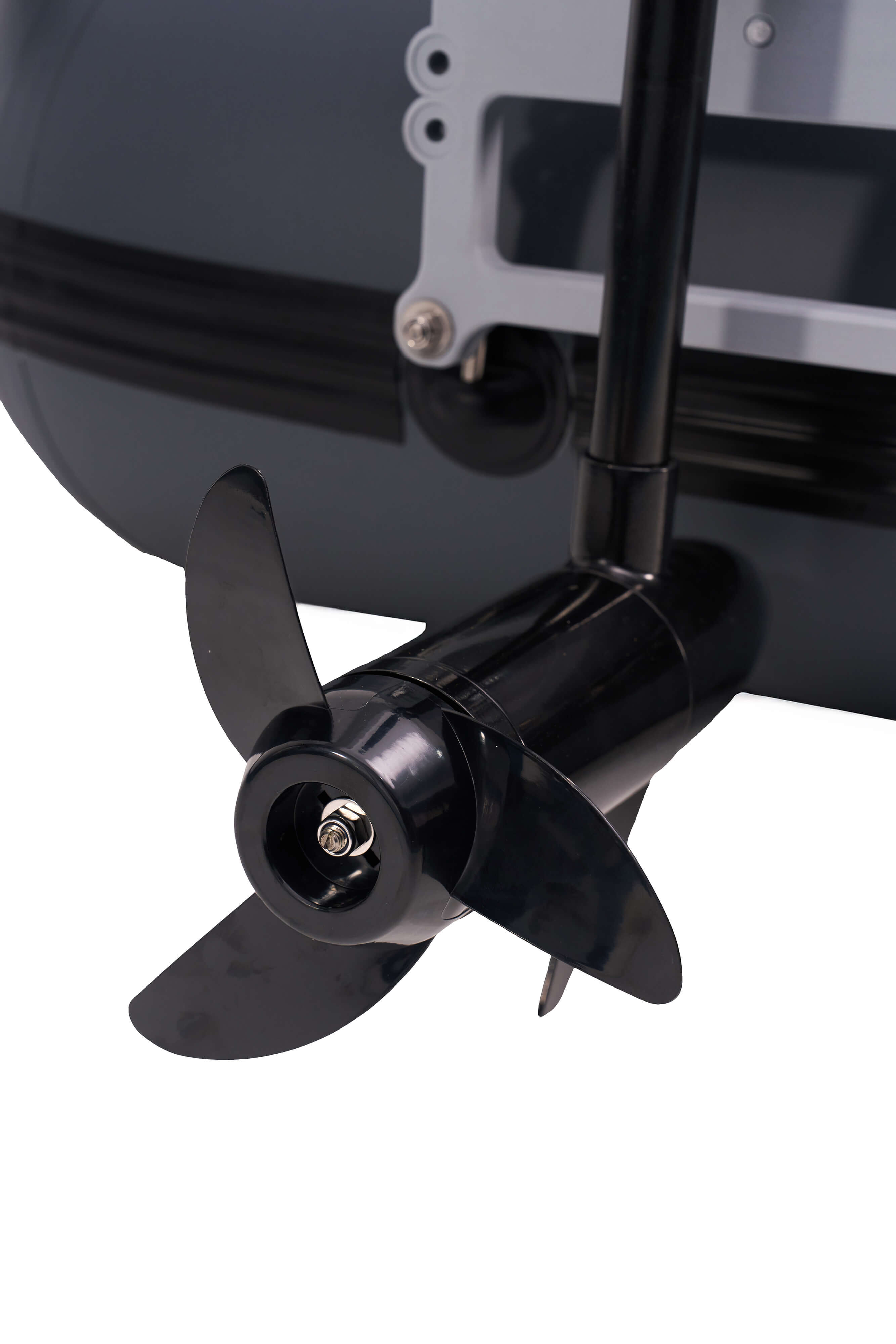 Nahaufnahme eines langlebigen Motorpropellers für aufblasbare Fischerboote, perfekt für Angler.