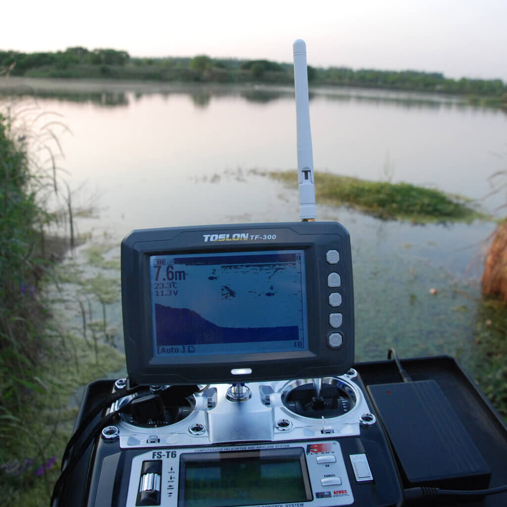 tf300-funkecholot-futterboot Angel-Sonar-Display mit Anzeige von Tiefe und Wassertemperatur zum Karpfenangeln.
