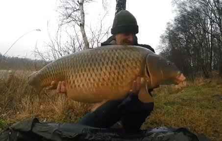 Bivvy Session - Winterangeln mit Jan Grashoff Angler hält stolz einen großen Karpfen in der Hand, der während eines Angelausflugs in der Natur gefangen wurde.
