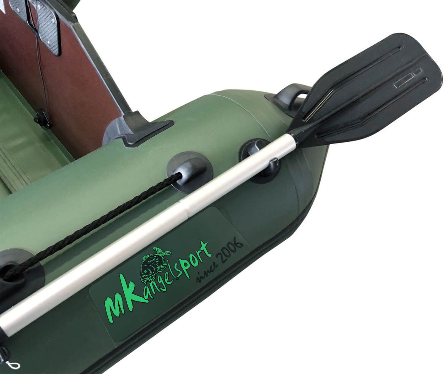 Barco de pesca inflable duradero con remo, perfecto para pescadores de carpas en el agua.