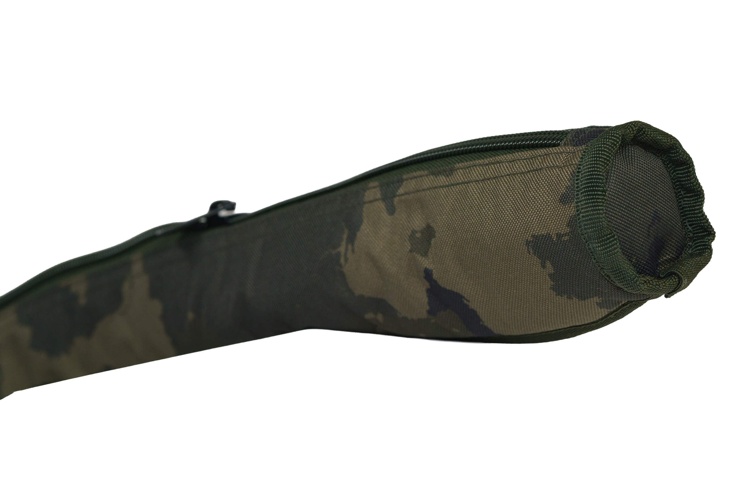 Detailní záběr na odolné maskovací pouzdro na rybářský prut pro ochranu kaprových prutů během přepravy.