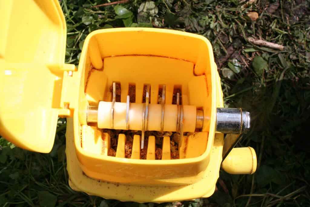IMG_0492 Eine gelbe Ködermühle zur Zubereitung von Grundfutter für das Karpfenangeln.