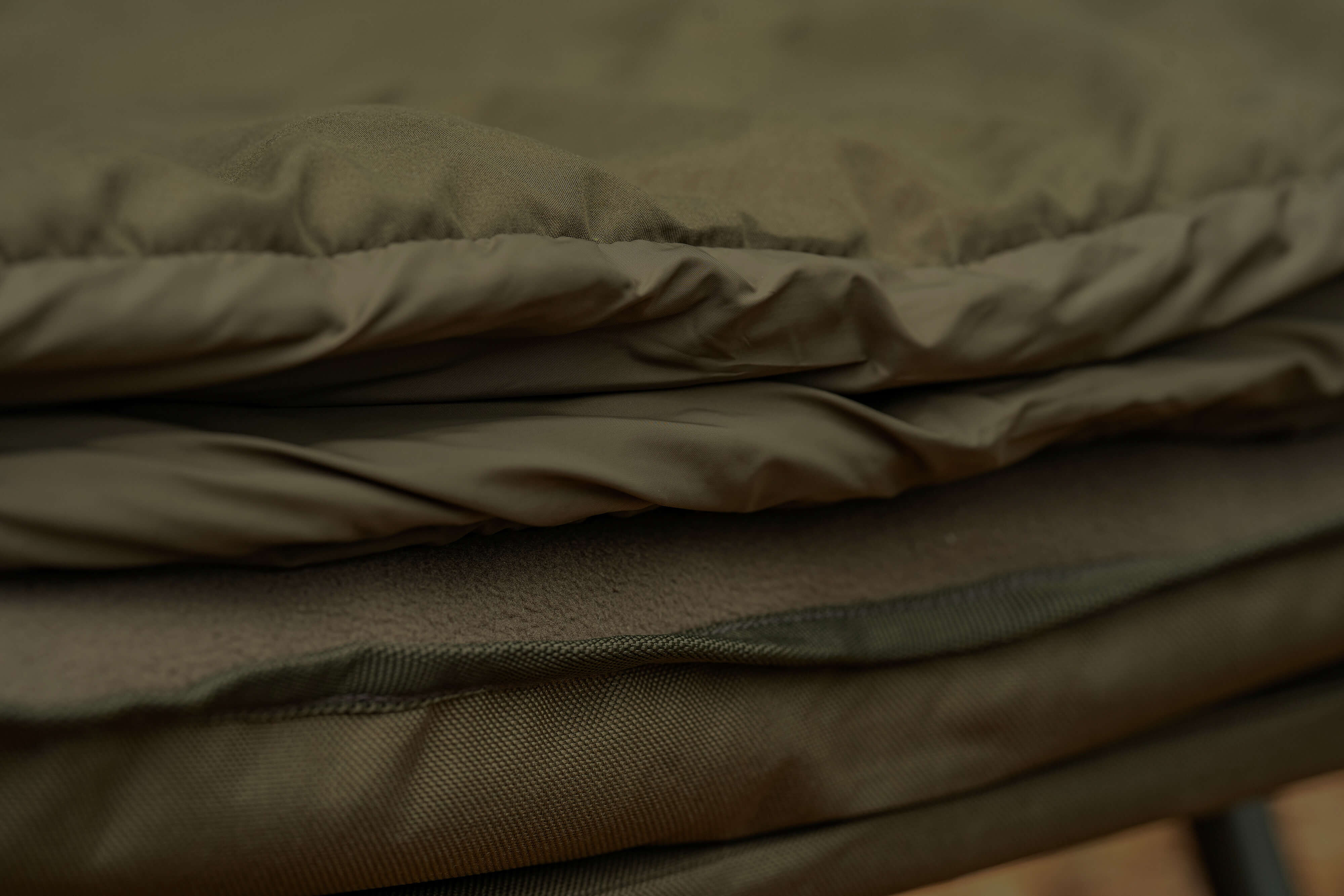 Cama de pesca cómoda y cálida para pescadores de carpas, perfecta para largas noches junto al agua.