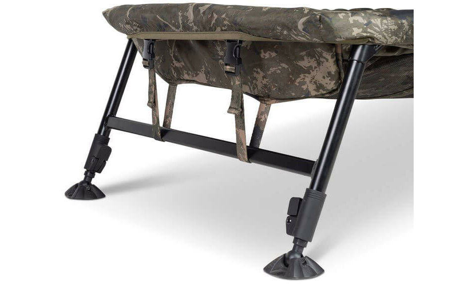 T0106-nash5 Robusta poltrona da pesca con gambe regolabili per comode sessioni di pesca alla carpa.