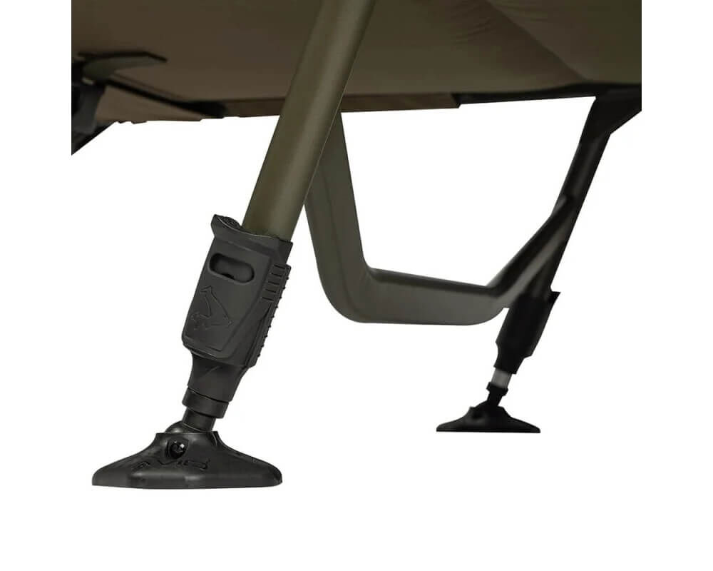 Gros plan sur un pied de chaise de lit de pêche robuste, parfait pour les pêcheurs de carpes en quête de confort.