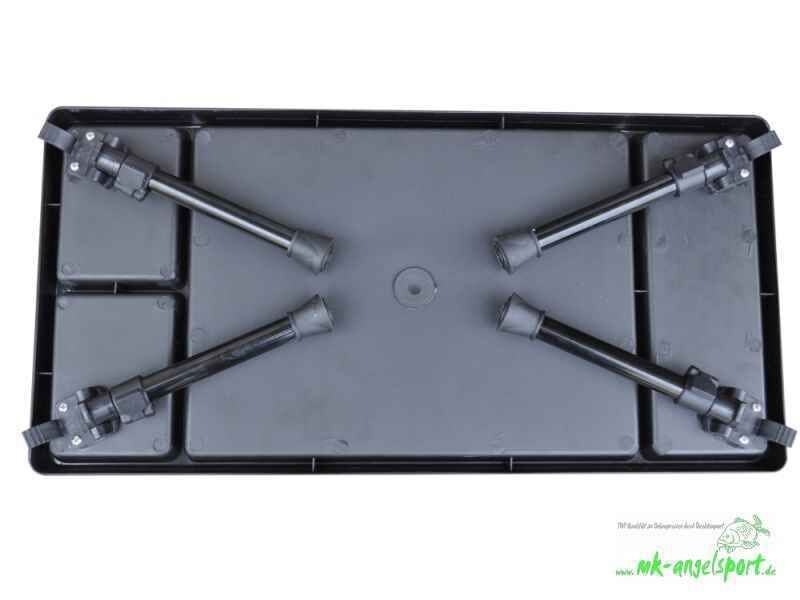 MK-Angelsport-Bivvy-Table-Vario-Outdoor-Tisch_b3-png Duurzame vistafel met verstelbare poten voor comfortabele karpervissessies.