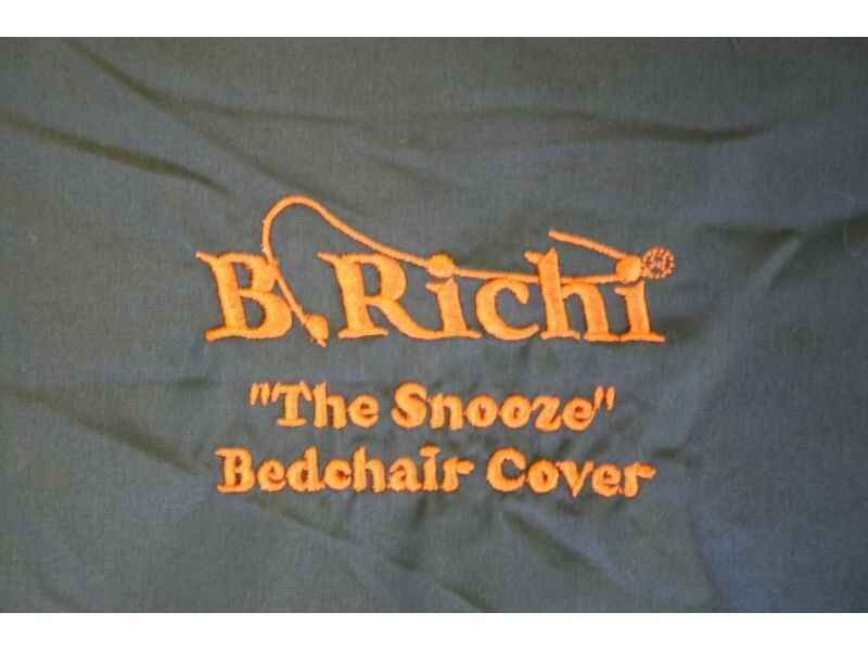 THE-SNOOZE-Bedchair-Cover-Sommerdecke_b7-png Housse de bedchair B. Richi pour le carpiste, assurant le confort lors des longues sessions de pêche.