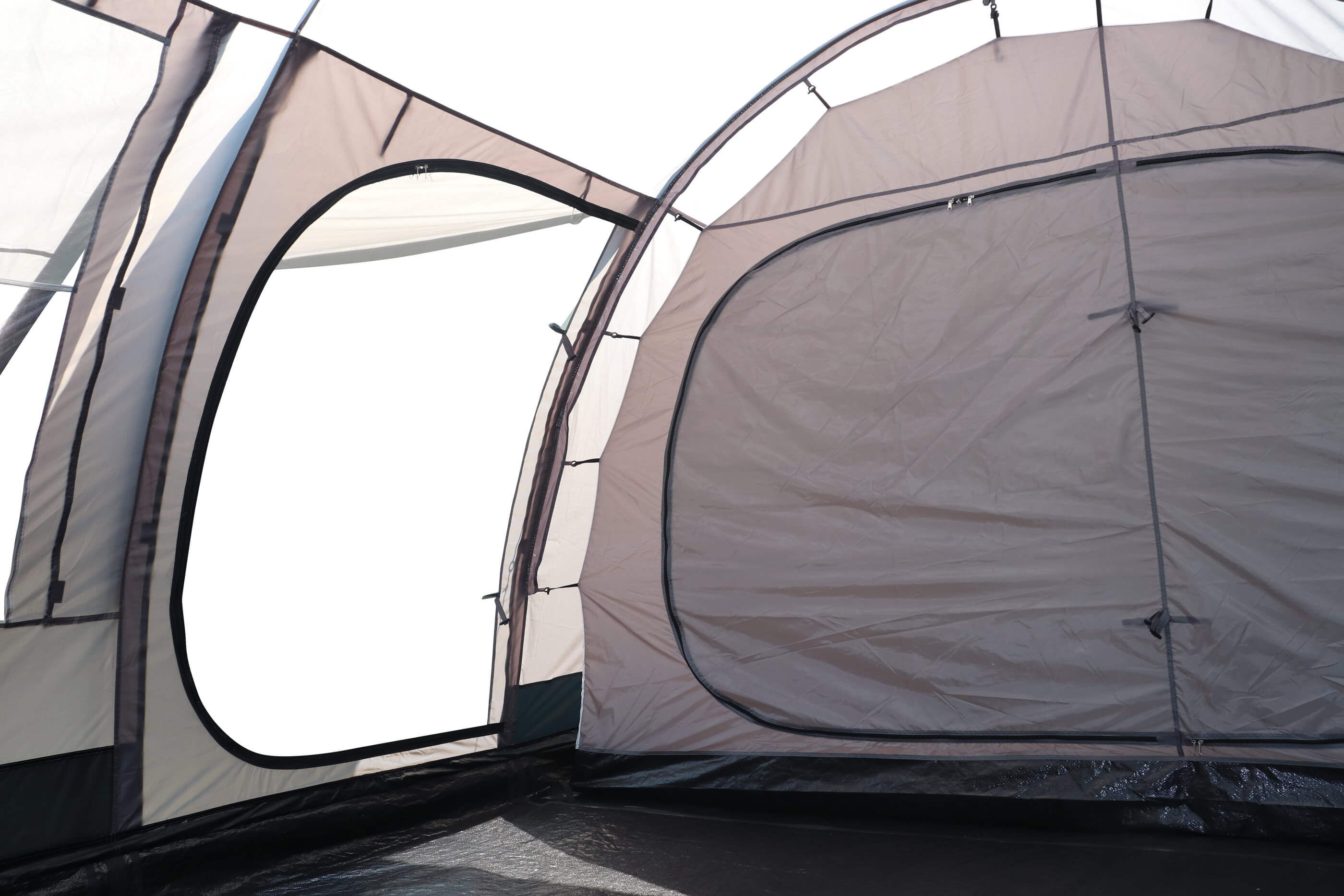 campingzelt-4-personen-6 Die einhängbare Innenkabine aus atmungsaktivem Polyester sind mit eingenähten Böden ausgestattet und bieten 4 trockene Schlafplätze.