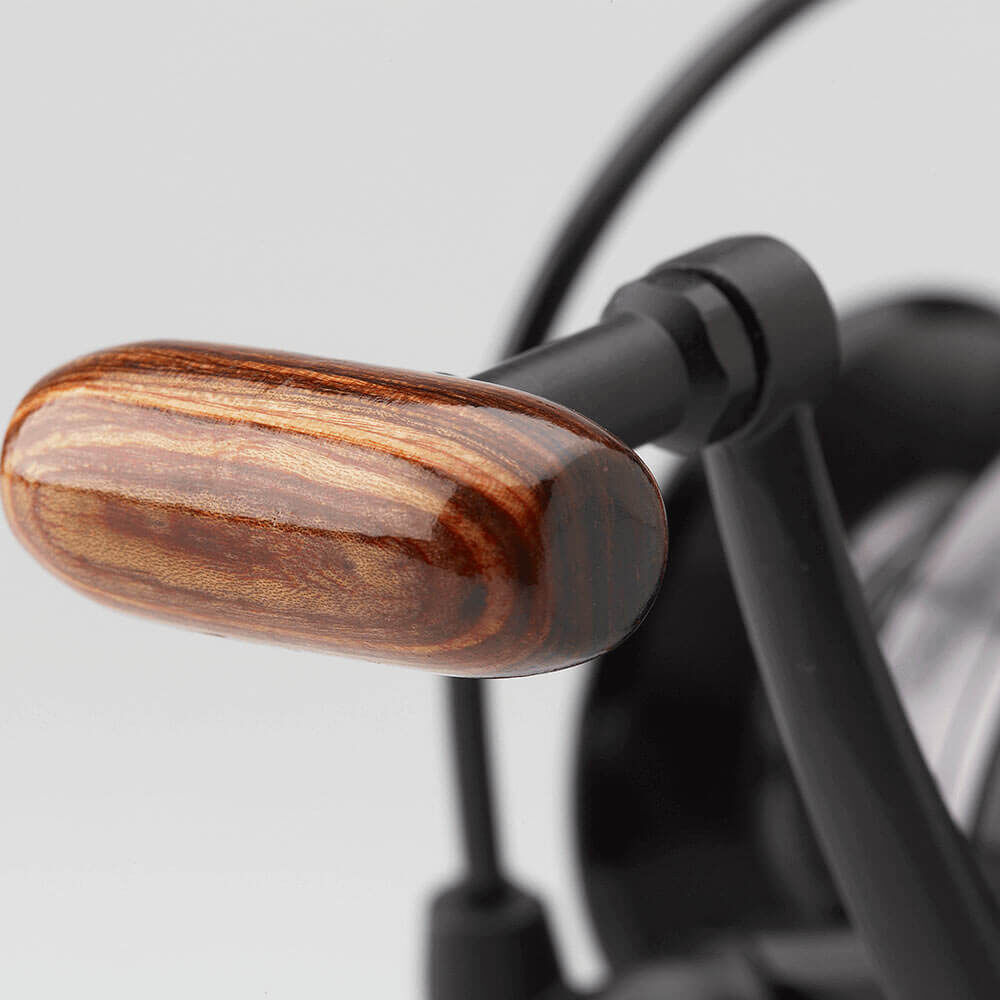 prologic-74703-3 Nahaufnahme eines Angelrollengriffs mit glatter Holzoberfläche und robustem Design.
