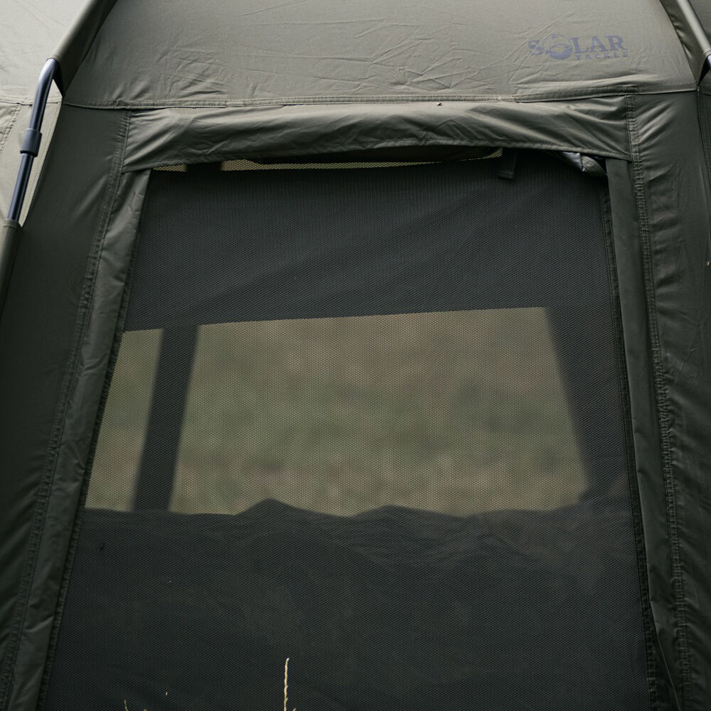 Een close-up van het raam van een schuilplaats voor vissers, perfect voor karpervissers die op zoek zijn naar comfort.