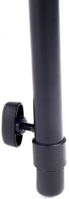 nash-t1202-table Nahaufnahme eines Angelrutenhalters, der für Stabilität und Komfort beim Karpfenangeln unerlässlich ist.