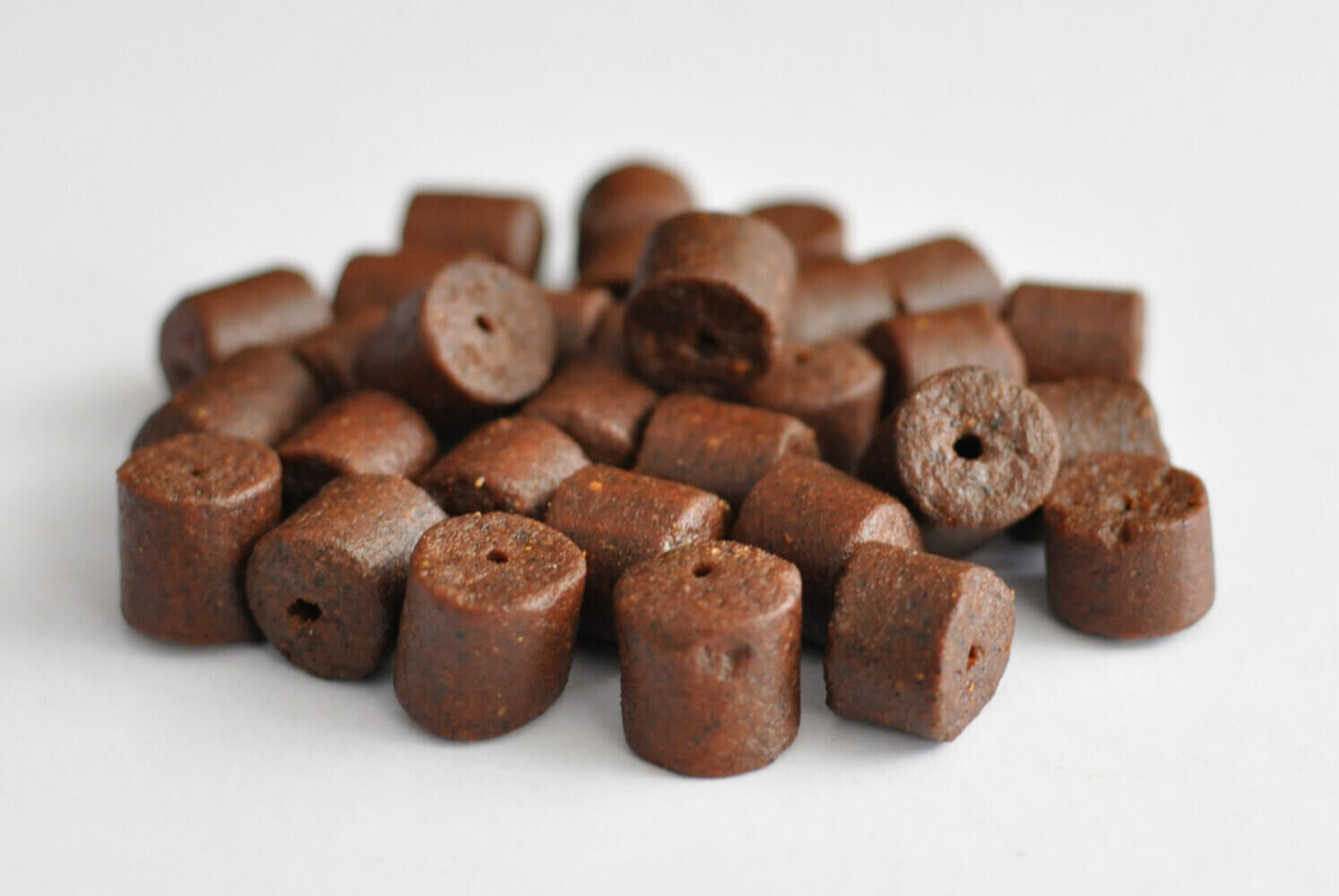 Hoogwaardige karperaaspellets, perfect voor het lokken van karpers tijdens vistochten.