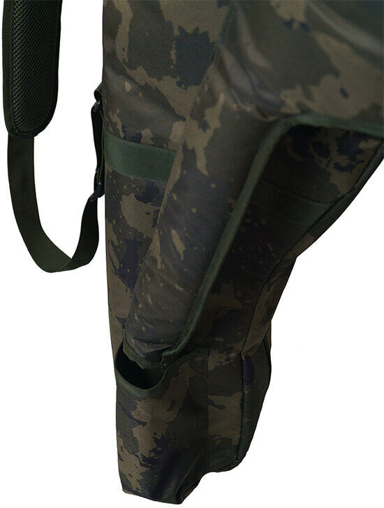 Duurzame camouflage visrugzak met gevoerde schouderbanden voor comfortabel transport van spullen.
