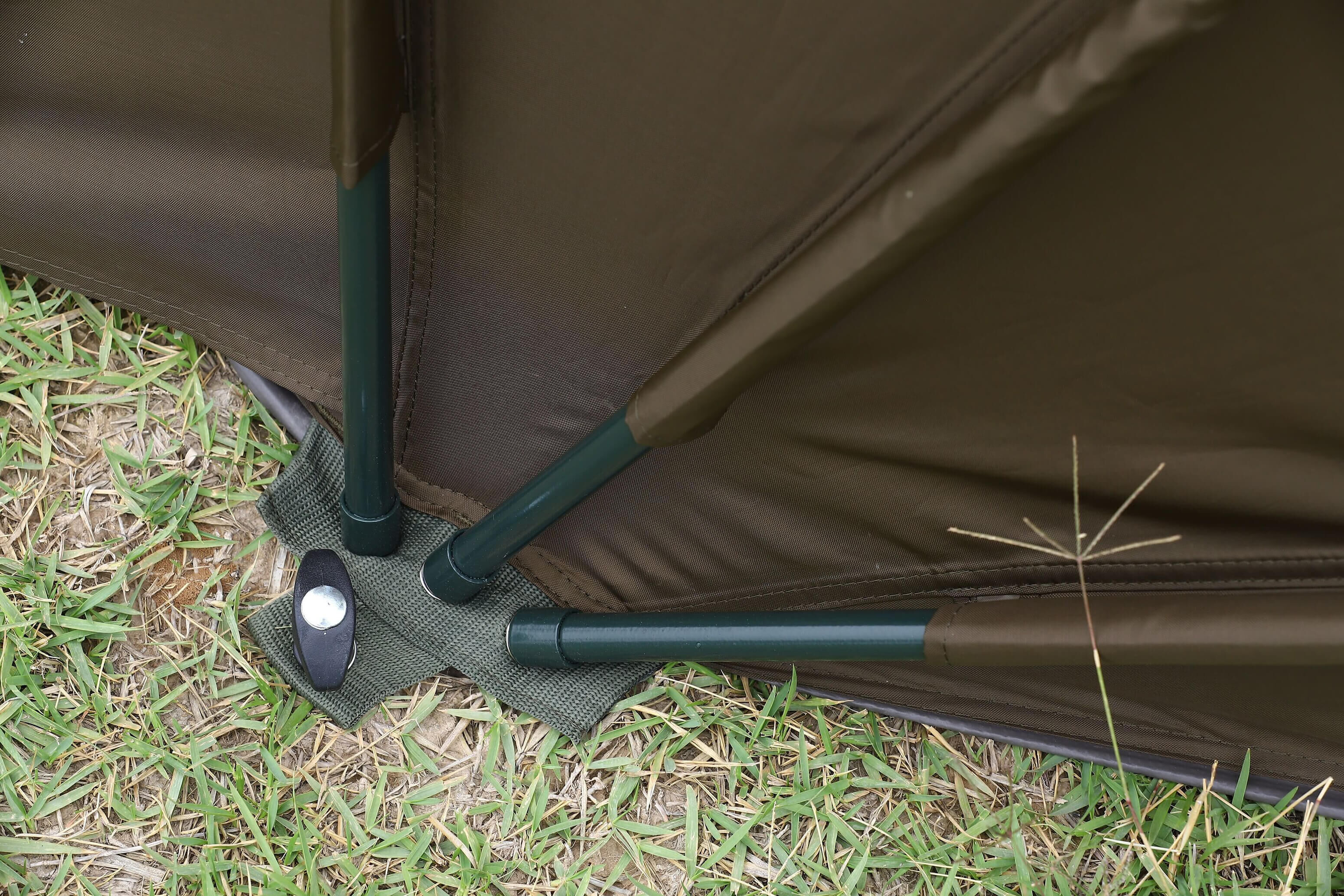 2man-bivy-zubehoer Primo piano di una tenda da pesca, ideale per i carpisti che cercano comodità.