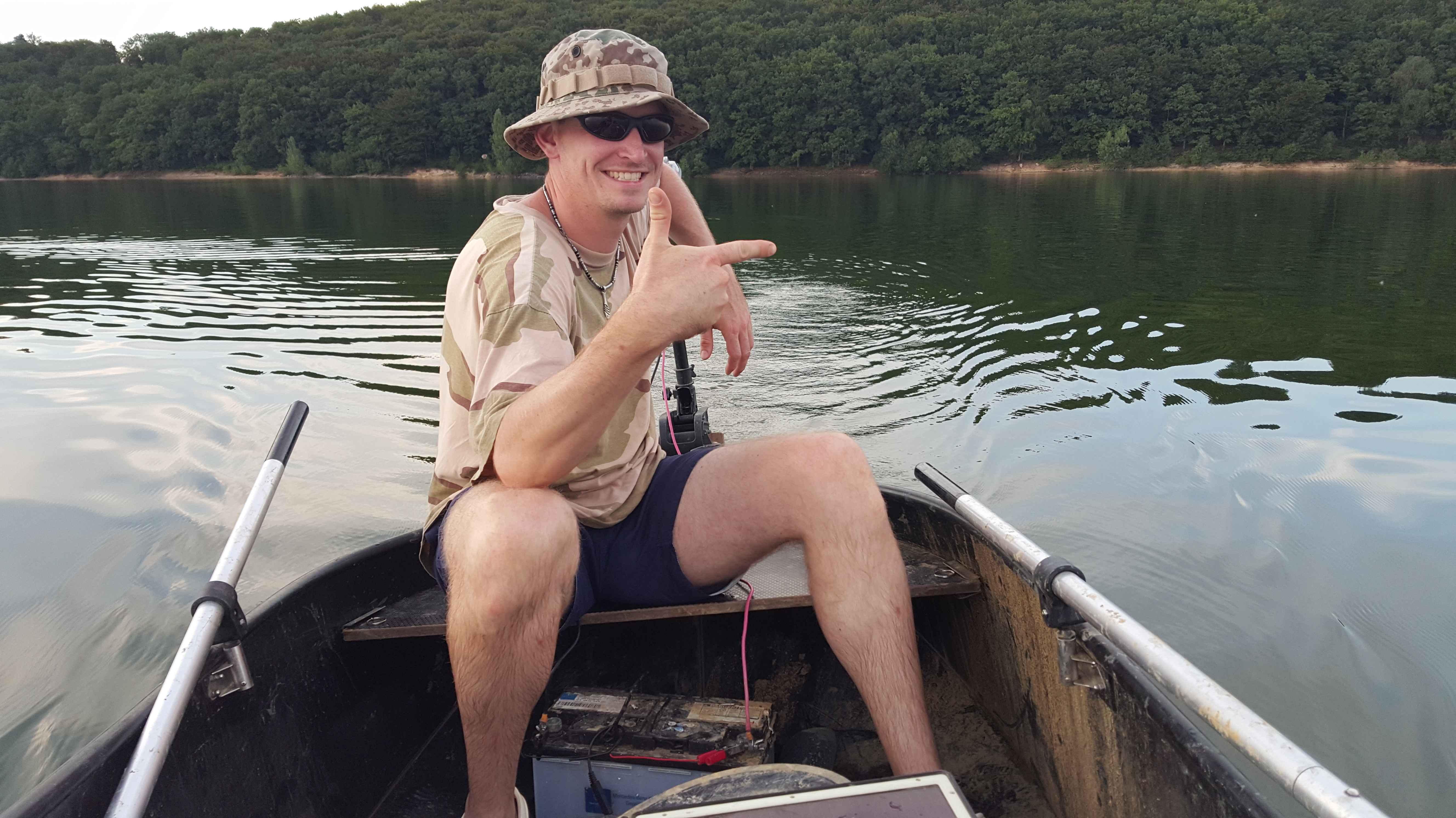 029 Angler genießen einen ruhigen Tag auf dem Wasser und sind bereit für Abenteuer beim Karpfenangeln.