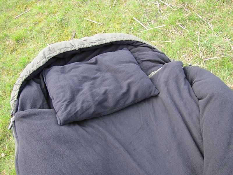 PRO-ZONE-4-Season-Schlafsack-2012-fuer-das-Fruehjahr-bis-zum-Herbst-_b5-png549c18b7450b4 Cómoda cama de pesca con suave manta y almohada para una relajante experiencia de pesca.