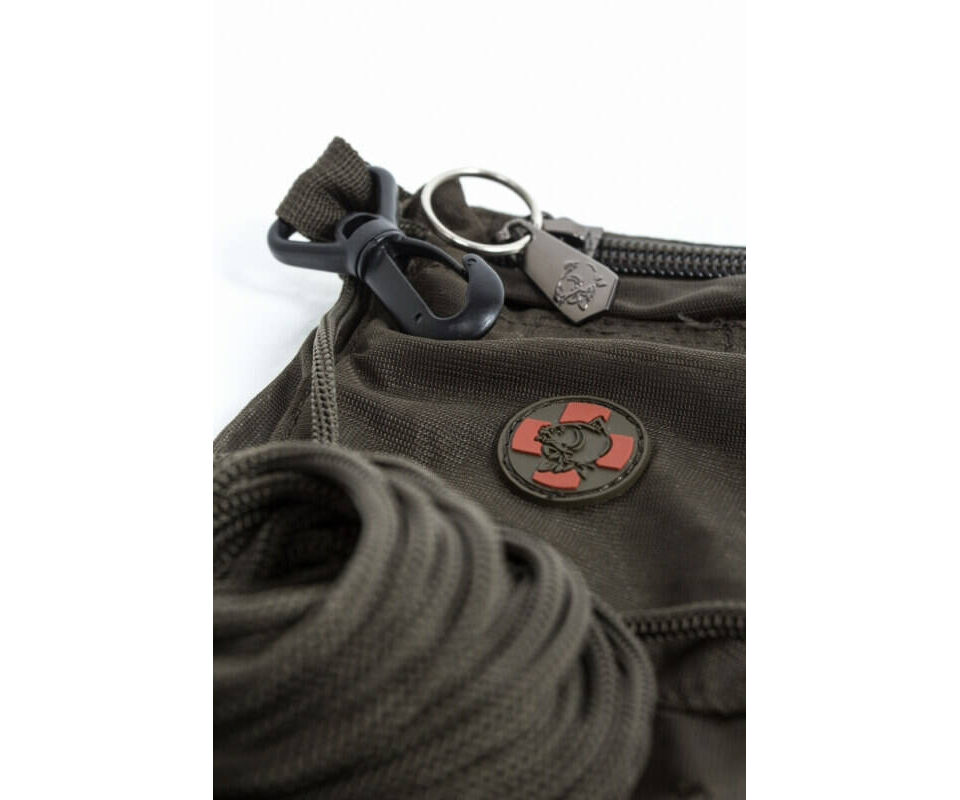 nash-carp-sack-t170 Der Nash Karpfensack verfügt über einen Karabiner, welcher den Reißverschluss sicher verschlossen hält.