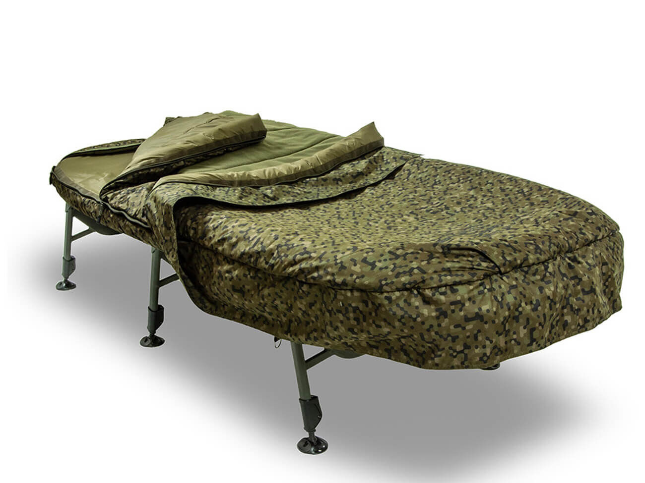 Eine bequeme Liege zum Karpfenangeln mit integriertem Schlafsack im Tarnmuster-Design.