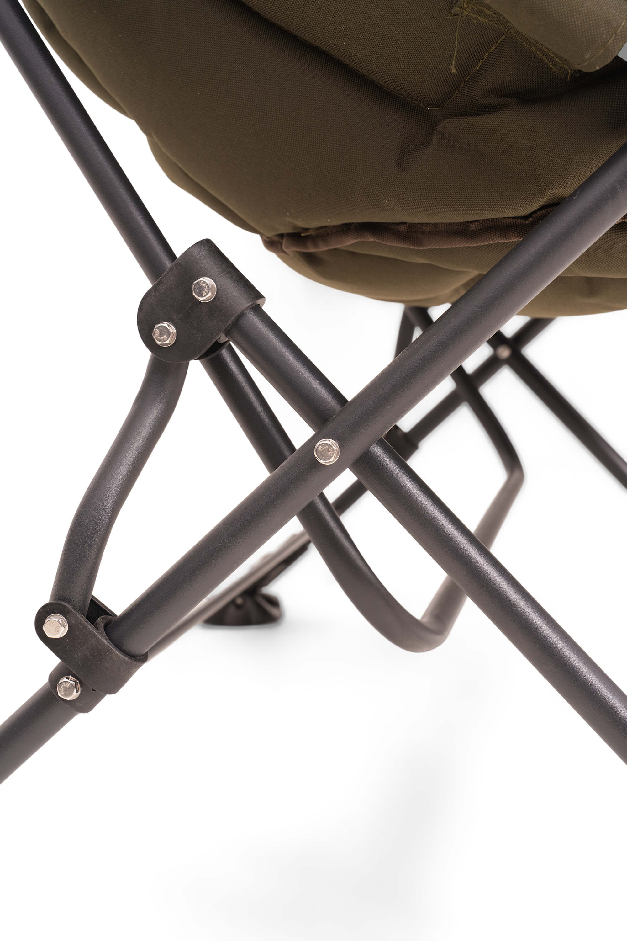 Chaise de pêche confortable conçue pour le carpiste, parfaite pour les longues sessions au bord de l'eau.