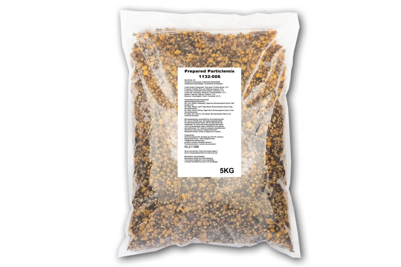 Ein Fünf-Kilogramm-Beutel mit einer vorbereiteten Partikelmischung, die Mais, Weizen, Hanf und Erdmandeln enthält.