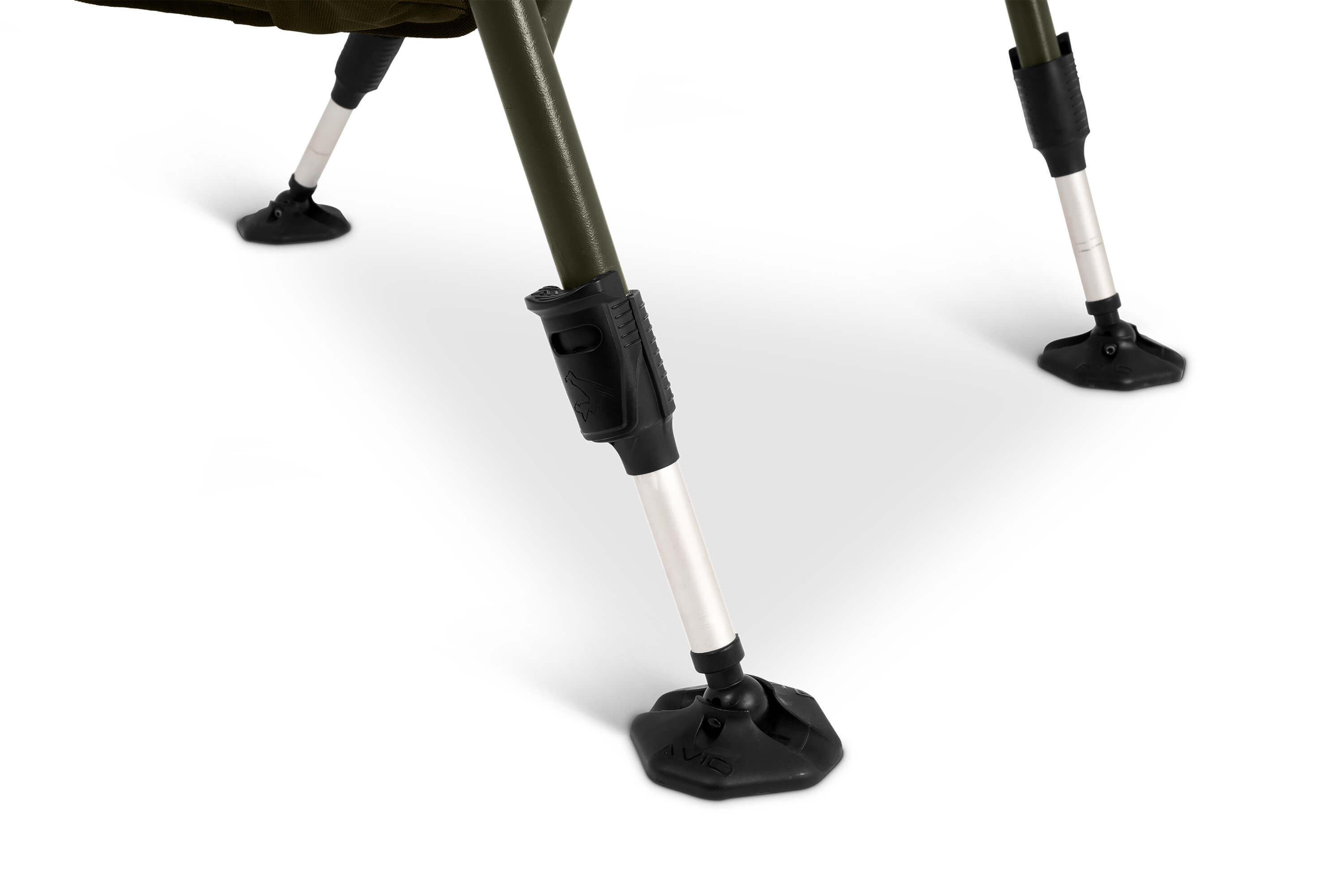Patas resistentes y ajustables de una silla tipo cama de pesca, perfectas para brindar comodidad durante largas sesiones de pesca de carpas.