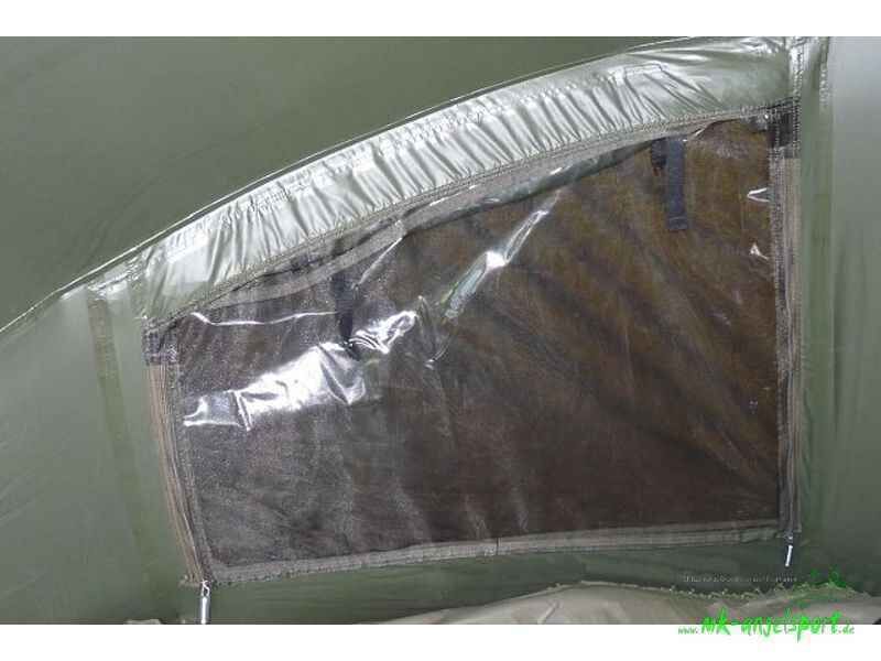 PRO-ZONE-SX-1-Man-Bivvy-_b8-png Nahaufnahme eines Angelzeltfensters, perfekt für Karpfenangler, um mit der Natur in Kontakt zu bleiben.
