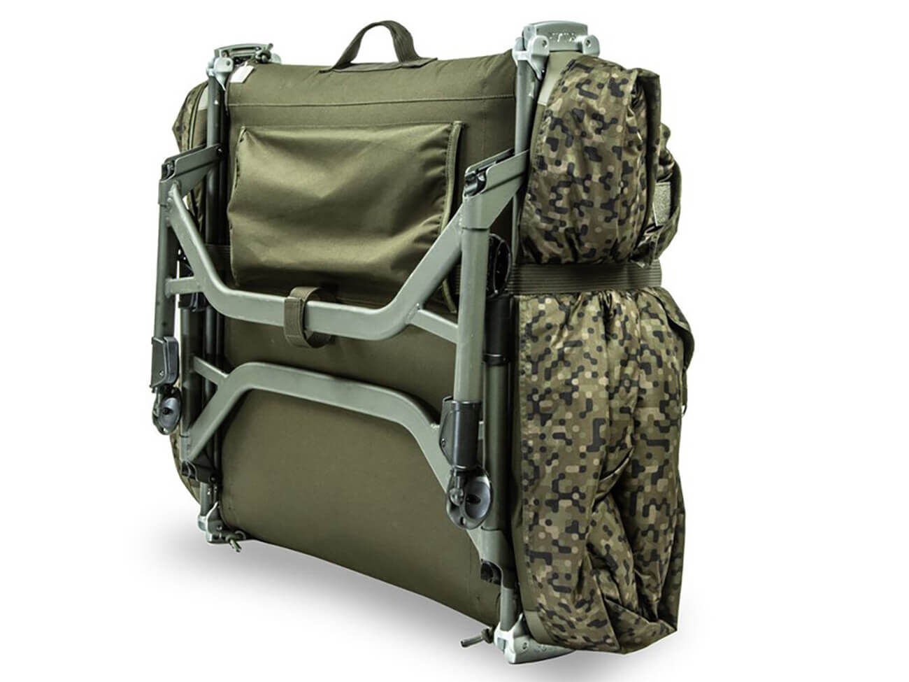 Een opgevouwen olijfgroene karpervisstretcher met camouflagematras, klaar voor transport.