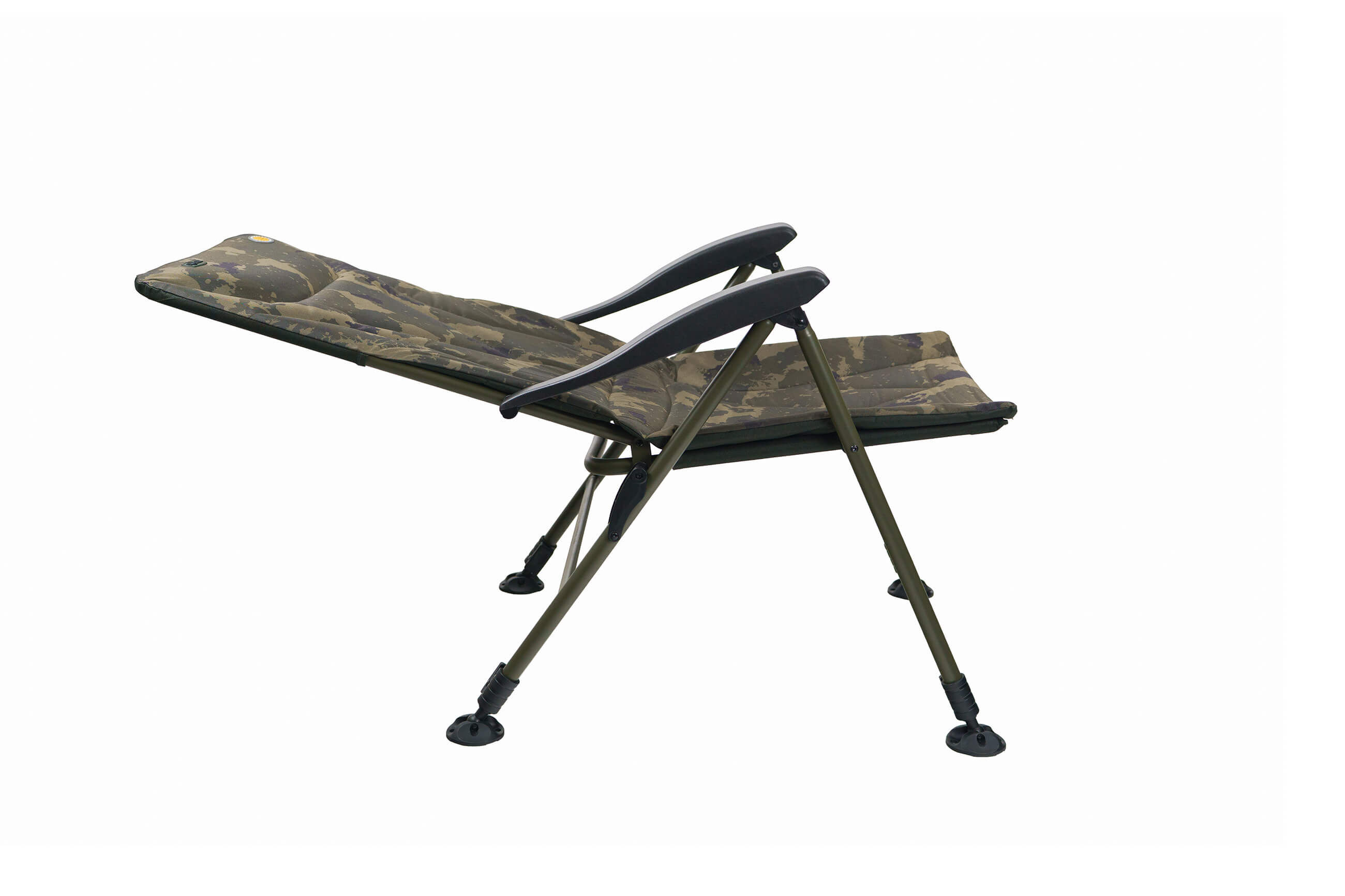 Camo karpervisstoel met verstelbare poten en armleuningen voor comfort aan de rivieroever.