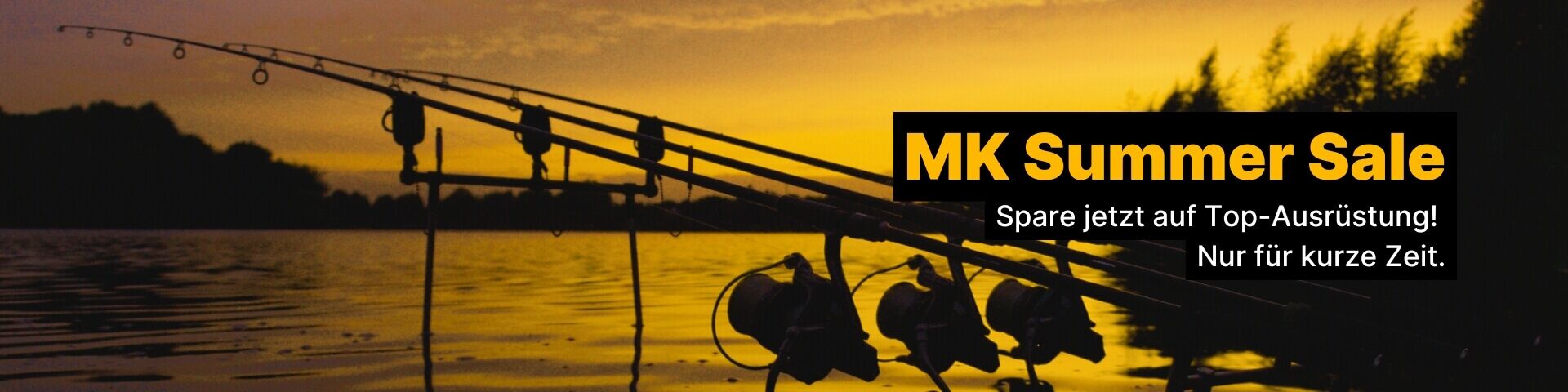 Bei Sonnenuntergang stehen Angelruten bereit, um den Sommerschlussverkauf für Karpfenangelausrüstung zu fördern.