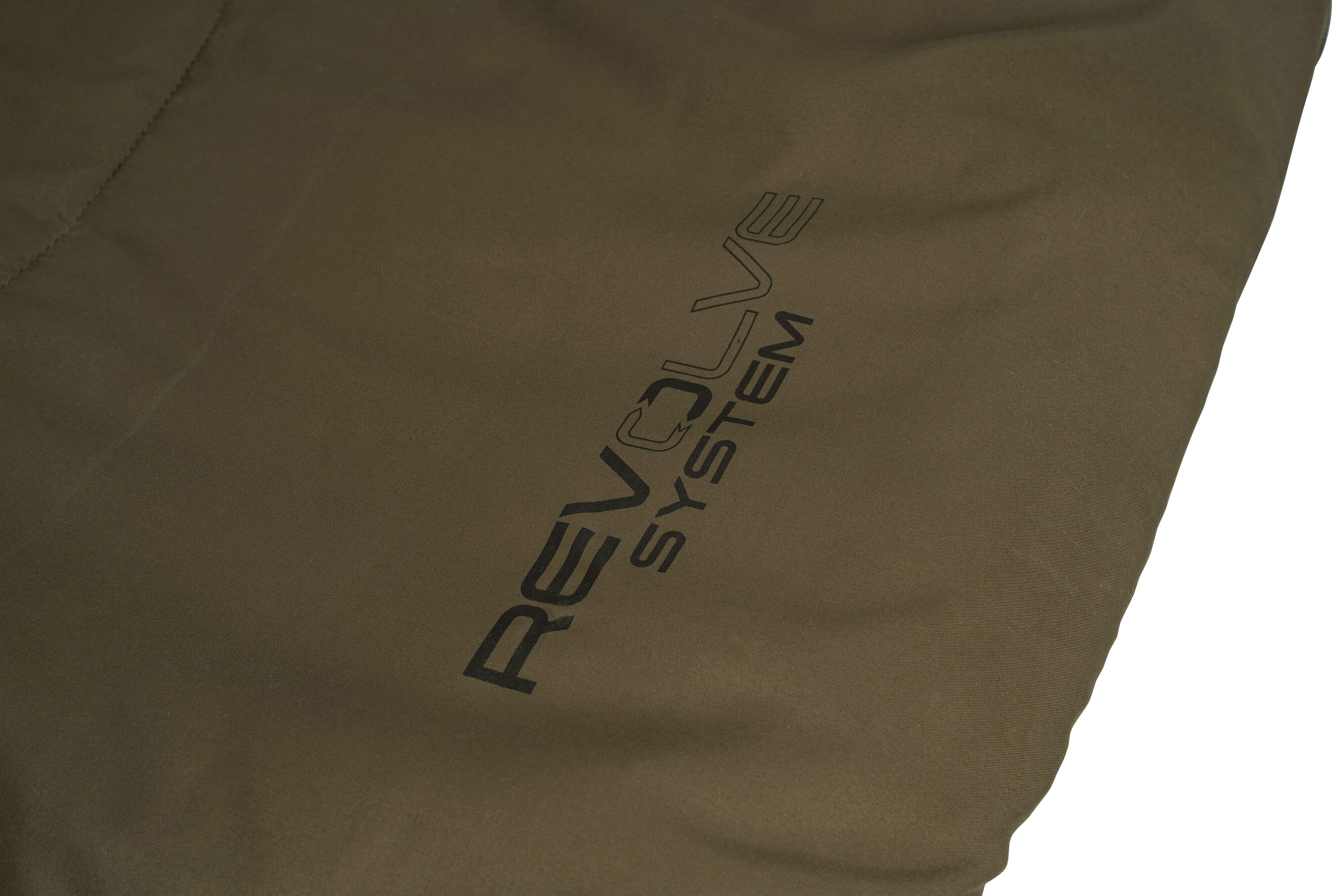 Silla cama de pesca cómoda y duradera para pescadores de carpas, perfecta para largas sesiones junto al agua.